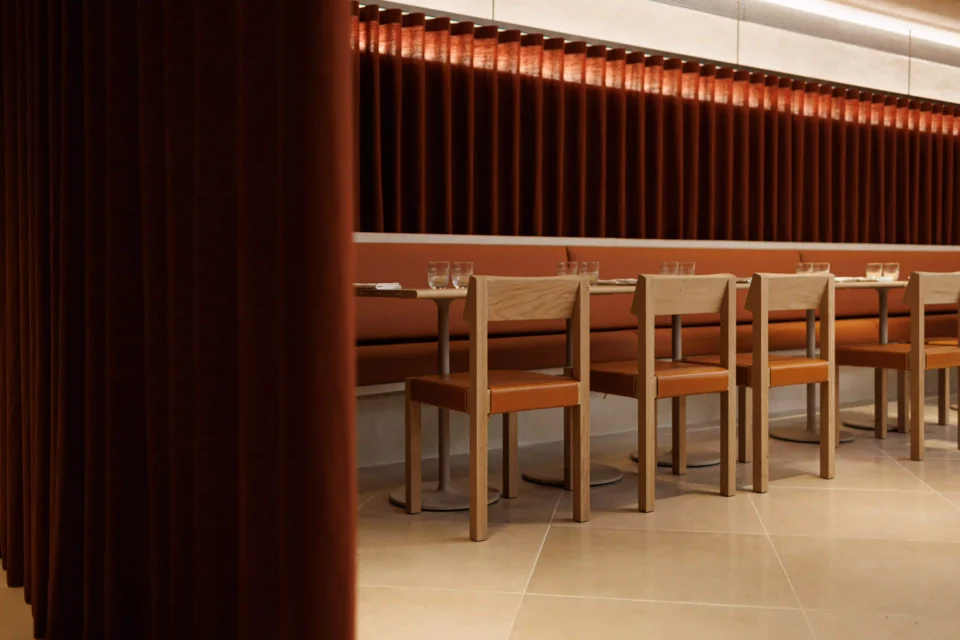 Café Pyramide – Détail rideau (c) Philippe Vaurès Santamaria