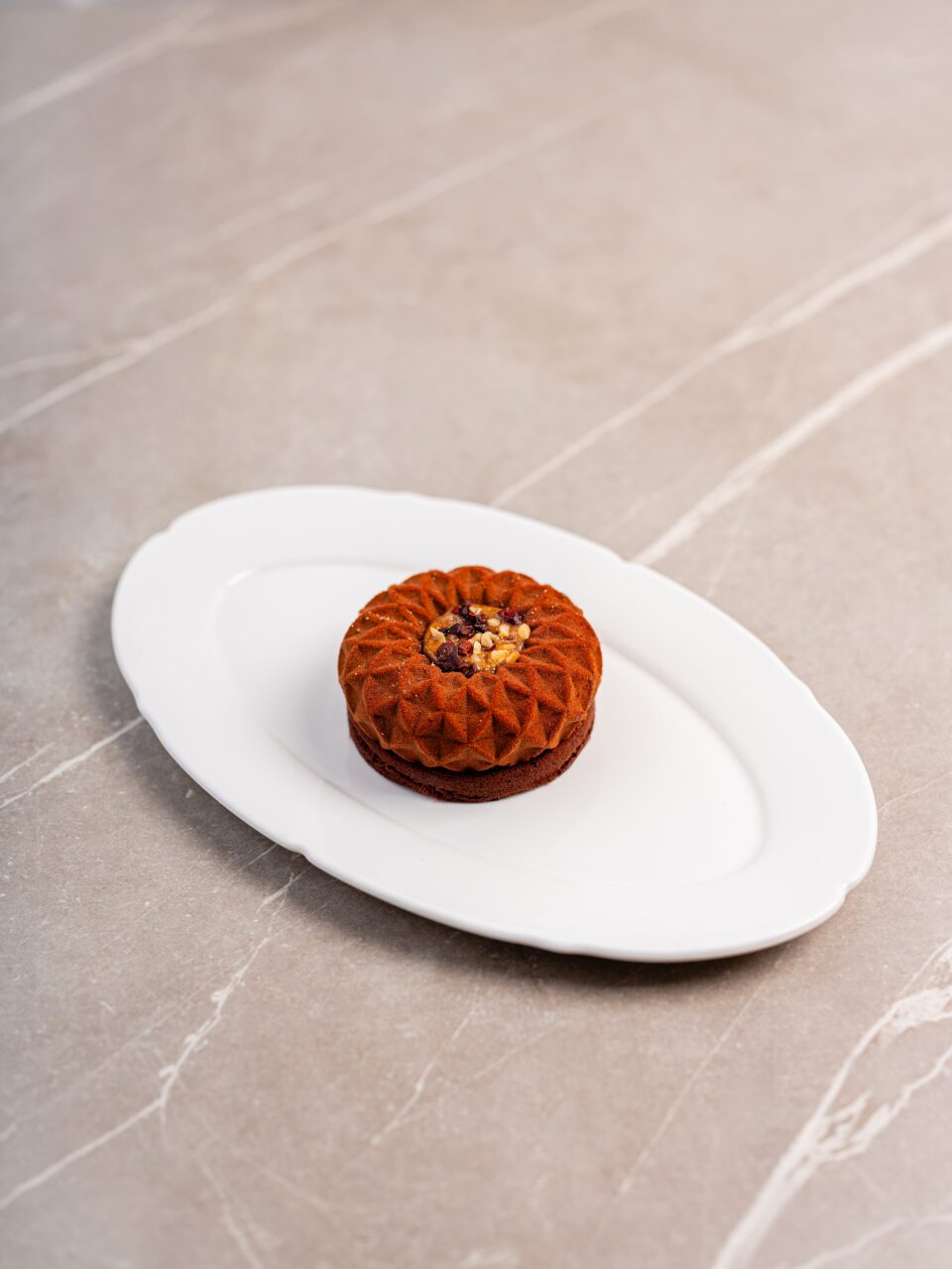 Tarte chocolat, praliné noisette et badiane © Arnaud Calais-min