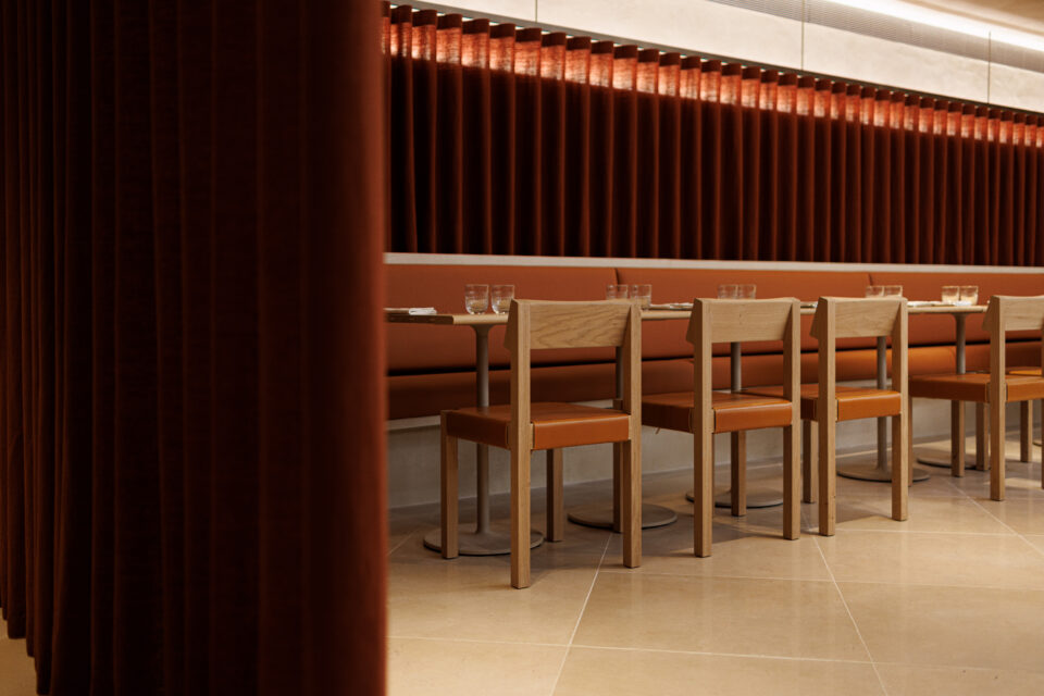 Café Pyramide – Détail rideau (c) Philippe Vaurès Santamaria