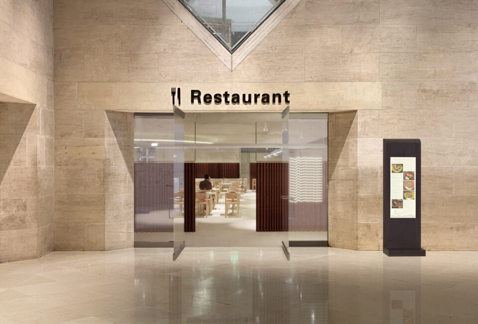 Entrée Café Pyramide ©Musiam Paris